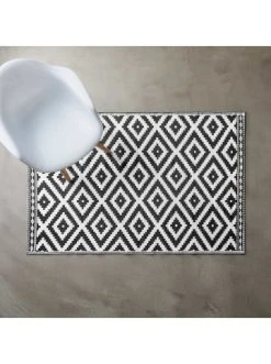 Bestpreis 🎉 Heimtextilien Butlers In- & Outdoor-Teppich Ethno Rauten L 180 X B 118cm COLOUR CLASH In Schwarz-Weiß Günstig Kaufen 🔔 -BUTLERS Verkäufe butlers in and outdoor teppich ethno rauten l 180 x b 118cm colour clash in schwarz weiss 2