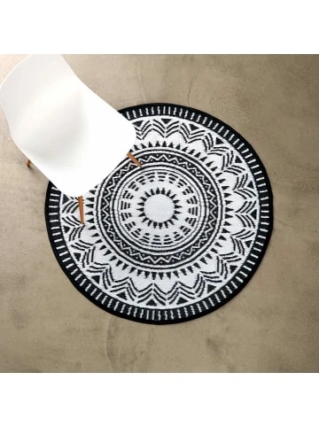 Coupon 🤩 Heimtextilien Butlers In- & Outdoor-Teppich Ø118cm COLOUR CLASH In Schwarz-Weiß Günstig Kaufen ⌛ 4 Coupon 🤩 Heimtextilien Butlers In- & Outdoor-Teppich Ø118cm COLOUR CLASH In Schwarz-Weiß Günstig Kaufen ⌛ – Bild 2