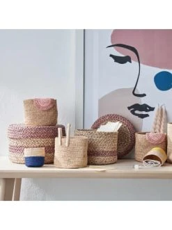 Budget 🤩 Dekoration Butlers Korb Handgefertigt Aus Raffia Ø13cm ISALO In Natur-Rosa Günstig Kaufen 😀 -BUTLERS Verkäufe butlers korb handgefertigt aus raffia o13cm isalo in natur rosa 1