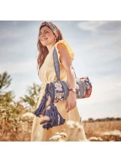 Angebote 🎉 Heimtextilien Butlers Picknickdecke L 175 X B 154cm BETWEEN FLOWERS In Dunkelblau Günstig Kaufen ✔️ -BUTLERS Verkäufe butlers picknickdecke l 175 x b 154cm between flowers in dunkelblau 1