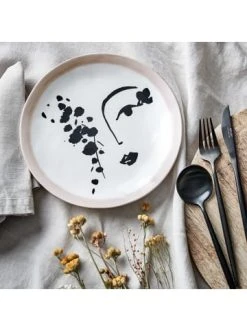 Bestpreis 👍 Küche Butlers Teller Gesicht Mit Rosa Rand Ø21cm LINE ART In Schwarz-Weiß Günstig Kaufen 👏 -BUTLERS Verkäufe butlers teller gesicht mit rosa rand o21cm line art in schwarz weiss 1